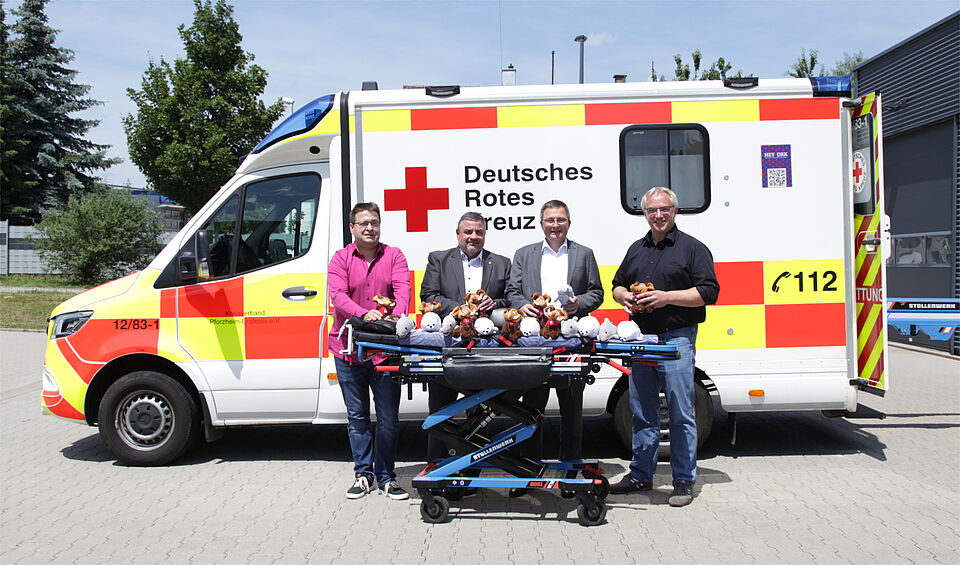 v.l.: Jochen Irion (Rettungsdienstleiter DRK-Kreisverband Pforzheim-Enzkreis e. V.),  Herbert Mann (Kreisgeschäftsführer DRK-Kreisverband Pforzheim-Enzkreis e. V.), Dr. Georg Stickel (Vorstand der Sparkasse Pforzheim Calw), Thomas Göttenauer (Stv. Rettungsdienstleiter DRK-Kreisverband Pforzheim-Enzkreis e. V). Foto: Susan Miersch / DRK