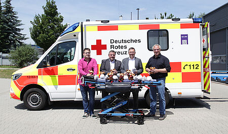 v.l.: Jochen Irion (Rettungsdienstleiter DRK-Kreisverband Pforzheim-Enzkreis e. V.),  Herbert Mann (Kreisgeschäftsführer DRK-Kreisverband Pforzheim-Enzkreis e. V.), Dr. Georg Stickel (Vorstand der Sparkasse Pforzheim Calw), Thomas Göttenauer (Stv. Rettungsdienstleiter DRK-Kreisverband Pforzheim-Enzkreis e. V). Foto: Susan Miersch / DRK