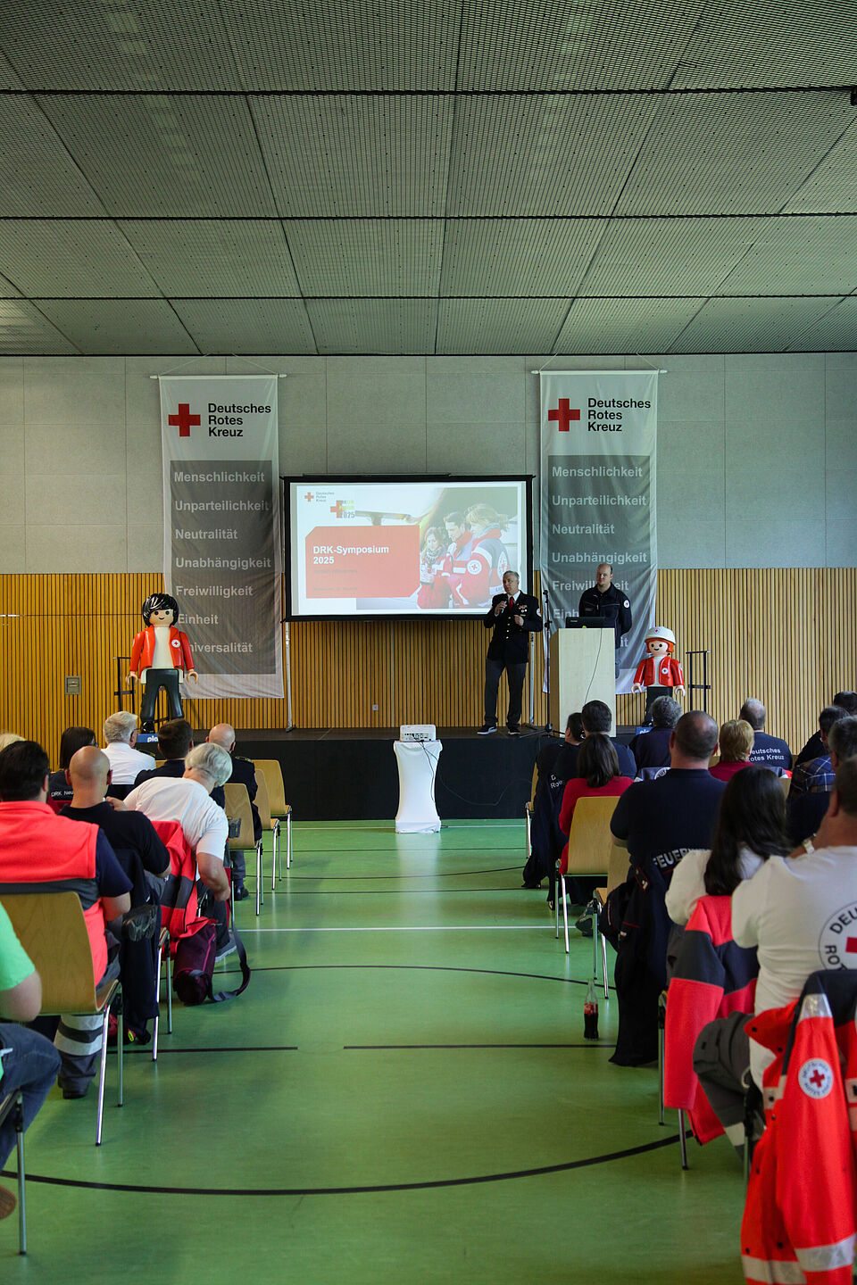 Begrüßung zum DRK-Symposium in Tiefenbronn-Mühlhausen durch den Kreisbereitschaftsleiter Dominique Krüger.