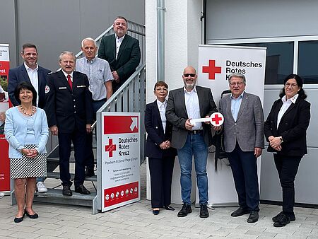 Auf der Treppe von unten Ingrid Hermann (stellvertretende Präsidentin DRK-Kreisverband Pforzheim-Enzkreis e. V.), Patrick Wochele (stellvertretender Geschäftsführer DRK-Kreisverband Pforzheim-Enzkreis e. V.), Franz Weiß (stellvertretender Präsident DRK-Kreisverband Pforzheim-Enzkreis e. V.), Hans Lauser (stellvertretender Bürgermeister Wimsheim), Herbert Mann (Geschäftsführer DRK-Kreisverband Pforzheim-Enzkreis e. V.). Unten von links: Erika Szupkai (Pflegedienstleitung der DRK Pforzheim-Enzkreis Pflege gGmbH ), Mario Weisbrich (Wimsheimer Bürgermeister), Prof. Dr. Wolfgang Kramer (Präsident DRK-Kreisverband Pforzheim-Enzkreis e. V.), Maria Tusa (ehemalige Leitung der DRK Pforzheim-Enzkreis Pflege gGmbH). 