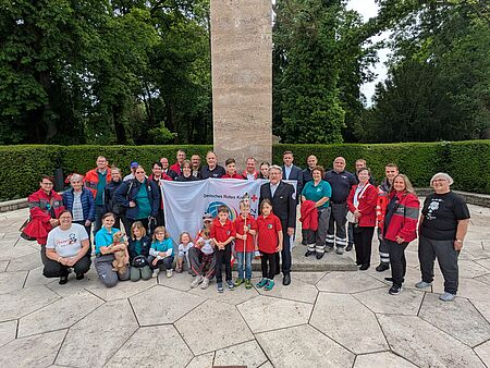 Rotkreuzler auf dem Pforzheimer Hauptfriedhof präsentieren die Fiaccolata.