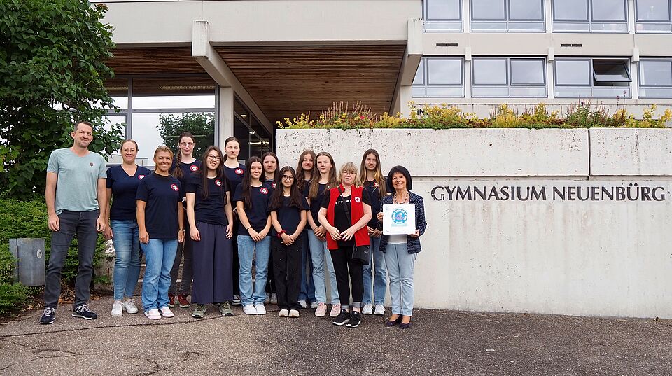 v. l. Nabil Yousfi (kommissarischer Schulleiter), Julia Wesarg, Lisa Pfaff (Lehrkräfte und Verantwortliche für den Schulsanitätsdienst am Gymnasium Neuenbürg), 3. v. r. Sandra Scheible (Mitarbeiterin für Schularbeit beim DRK-Kreisverband Pforzheim-Enzkreis e. V.) und ganz rechts Ingrid Herrmann (stellvertretende Präsidentin des DRK-Kreisverbands)