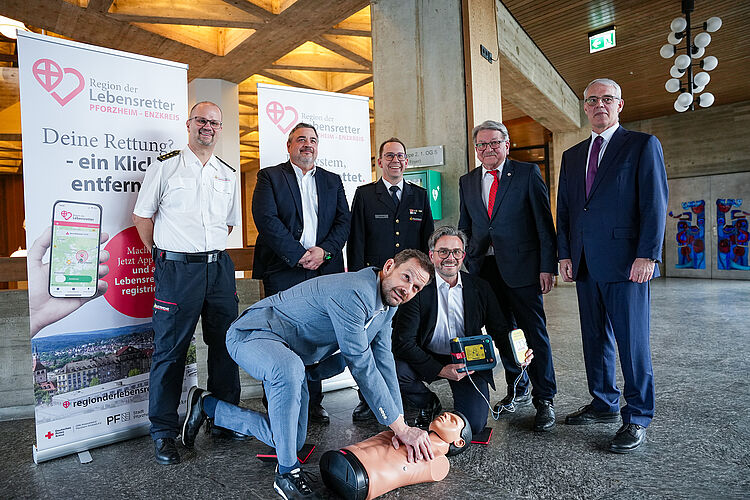 Kick-Off Region der Lebensretter Vorne v. l. Landrat des Enzkreises Bastian Rosenau, Oberbürgermeister der Stadt Pforzheim Peter Boch, hinten v. l. Carsten Sorg, Kreisbrandmeister Enzkreis, DRK-Kreisgeschäftsführer Herbert Mann, Sebastian Fischer, Branddirektor der Berufsfeuerwehr Pforzheim, DRK-Kreisverbandspräsident Prof. Dr. Wolfgang Kramer, Prof. Dr. Georg Trummer.